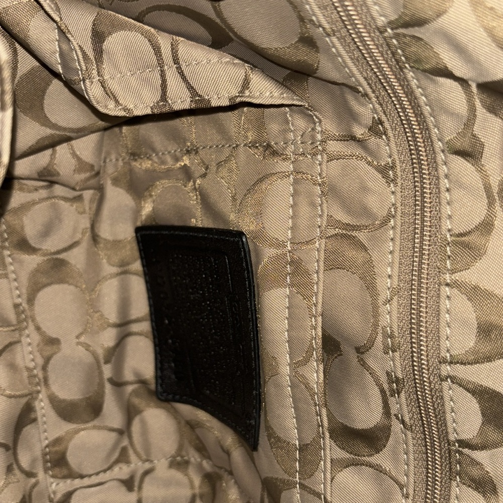 Authentic Coach leather shoulder bag. Excellent used condition! - Picture 3 of 6